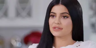 Berita mengejutkan hadir dari Kylie Jenner dalam salah satu episode Keeping Up with the Kardashian. (mirror.co.uk)