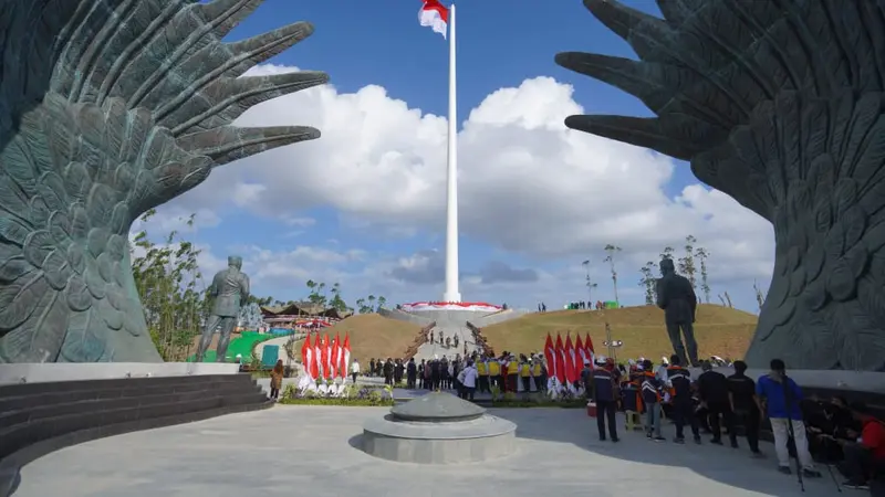 Presiden Joko Widodo (Jokowi) melakukan peresmian Taman Kusuma Bangsa, atau yang sebelumnya disebut Memorial Park di Ibu Kota Nusantara (IKN), Kalimantan Timur, Senin (12/8/2024).