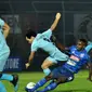 Pemain Persela, Kei Hirose, menghentikan aksi pemain Arema, Ricky Kayame, dalam laga di Stadion Kanjuruhan, Kabupaten Malang, Senin (27/5/2019). (Bola.com/Iwan Setiawan)