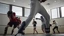Siswa Ecole Normale Supérieur (ENS) berlatih tarung bebas atau MMA (Military Mixed Martial Arts) di Gymnasium ENS, Lyon, Prancis, (10/3/2016). (AFP/Jean-Philippe Ksiazek)