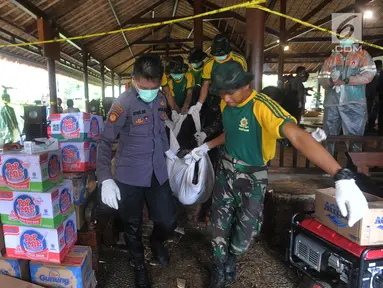 Petugas SAR mengevakuasi jenasah korban gelombang Tsunami Anyer di Tanjung Lesung Beach Resort, Pandeglang, Banten (23/12). Lokasi Tanjung Lesung  merupakan kegiatan rombongan pegawai PLN dan keluarga saat family gathering. (merdeka.com/Arie Basuki)