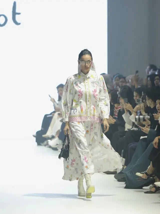 Kolaborasi Cottonink x Massicot di Jakarta Fashion Week 2024. [Fimela/Daniel Kampua]