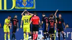 Kiper Barcelona, Marc-Andre Ter Stegen, terlihat kesakitan usai mendapatkan cedera di lutut kananya saat Barcelona menghadapi Villarreal di Stadion La Ceramica pada Minggu (22/9/2024) WIB. (AFP/Jose Jordan)