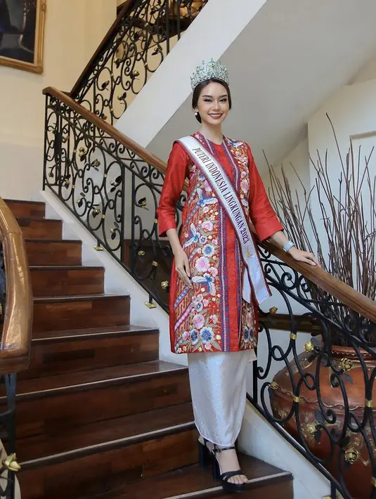 Puteri Indonesia Lingkungan 2023, Yasinta Aurellia asal Jawa Timur mengenakan kebaya encim merah berbordir dari Batik Chic dipadukan rok putih. [Instagram/@officialputeriindonesia]