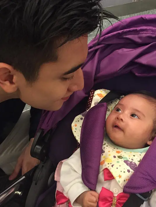 Melihat unggahan di akun Instagramnya, Venna begitu sangat menyanyi Vania yang berstatus sebagai anak angkat. Tak hanya Venna, Farrel Bramasta pun juga bersikap seperti sang ibu yang begitu menyayangi adiknya. (Instagram/venna.melinda)