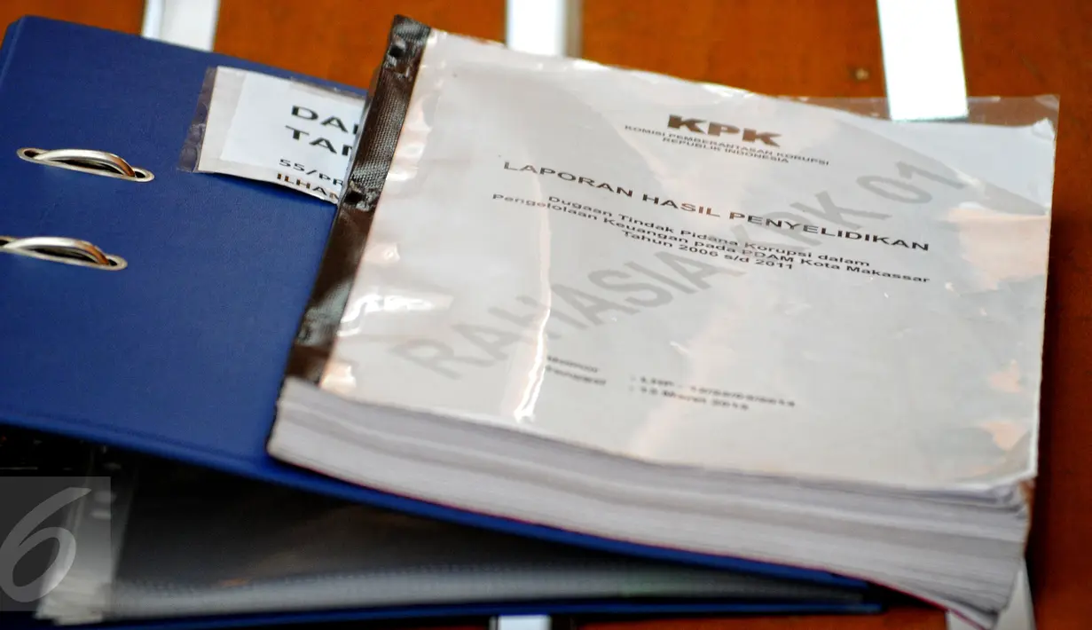 Dokumen laporan hasil penyelidikan  KPK yang diserahkan kepada Majelis Hakim Pengadilan Negeri Jakarta Selatan terkait dugaan korupsi mantan Wali Kota Makassar, Ilham Arief Sirajudin, Senin (6/7/2015). (Liputan6.com/Yoppy Renato)