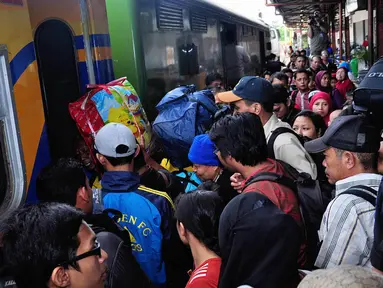 Desakan calon penumpang saat antre masuk ke dalam kereta di Stasiun Senen, Kamis, (24/7/14). (Liputan6.com/Faizal Fanani)
