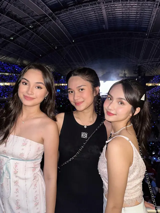 7 Potret Azizah Salsa Nonton Konser Taylor Swift Bareng Sahabat di Singapura