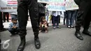 Dalam aksinya para buruh membawa anak-anak saat berunjuk rasa di Jakarta, Selasa (9/2). Mereka menuntut penyelesaian kasus PHK 1.300 buruh PT Panarub Dwikarya yang membuat sepatu Adidas dan Mizuno pada 2012 silam. (Liputan6.com/Faizal Fanani)