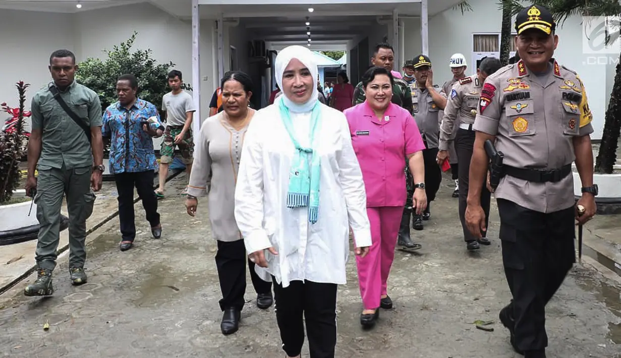 Ketum Bhayangkari, Tri Suswati Tito Karnavian saat tiba di posko pengungsian korban bencana banjir Sentani di Kabupaten Jayapura, Jumat (22/3). Pada kesempatan itu Tri Tito memberikan bantuan untuk para korban banjir. (Liputan6.com/Pool/Humas Mabes Polri)
