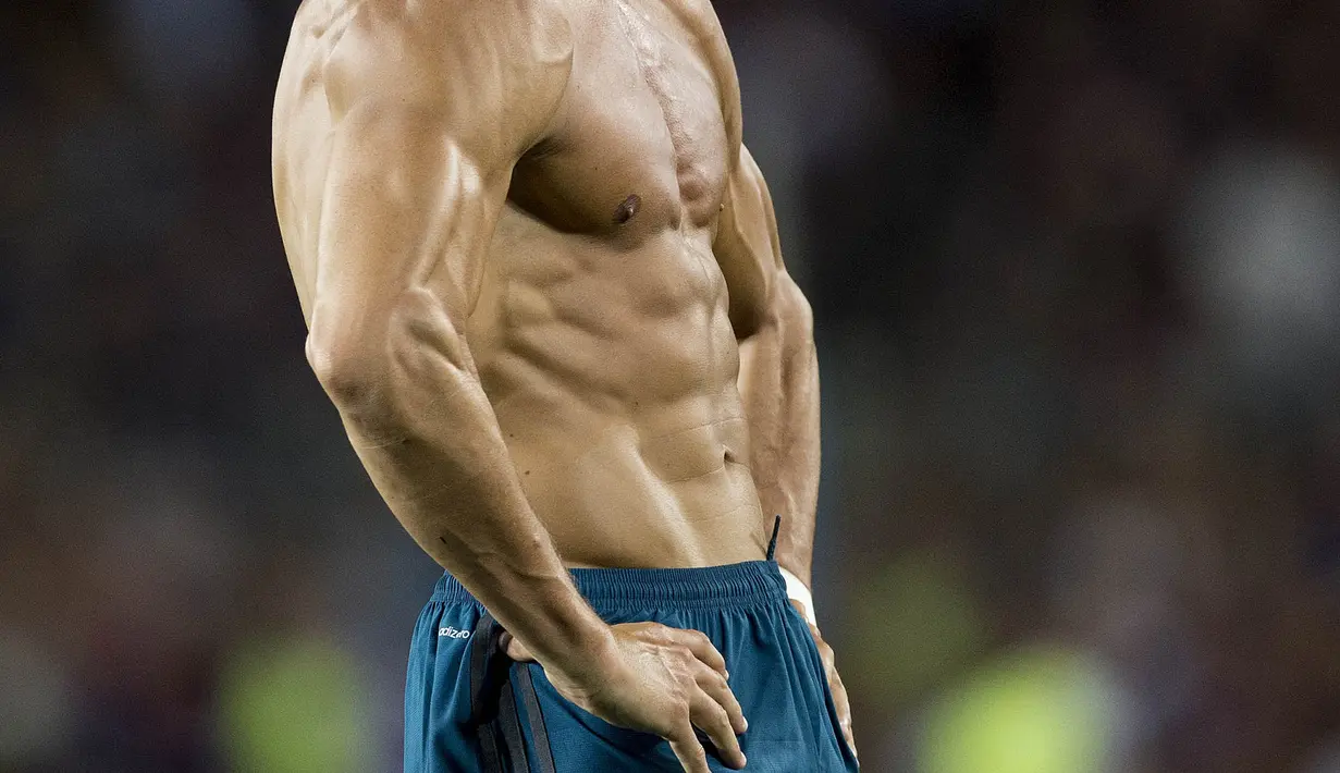 Cristiano Ronaldo tampak puas bisa membuat publik Camp Nou gantian terdiam karena kalah 1-3 dari Real Madrid. (AFP/Stringer)