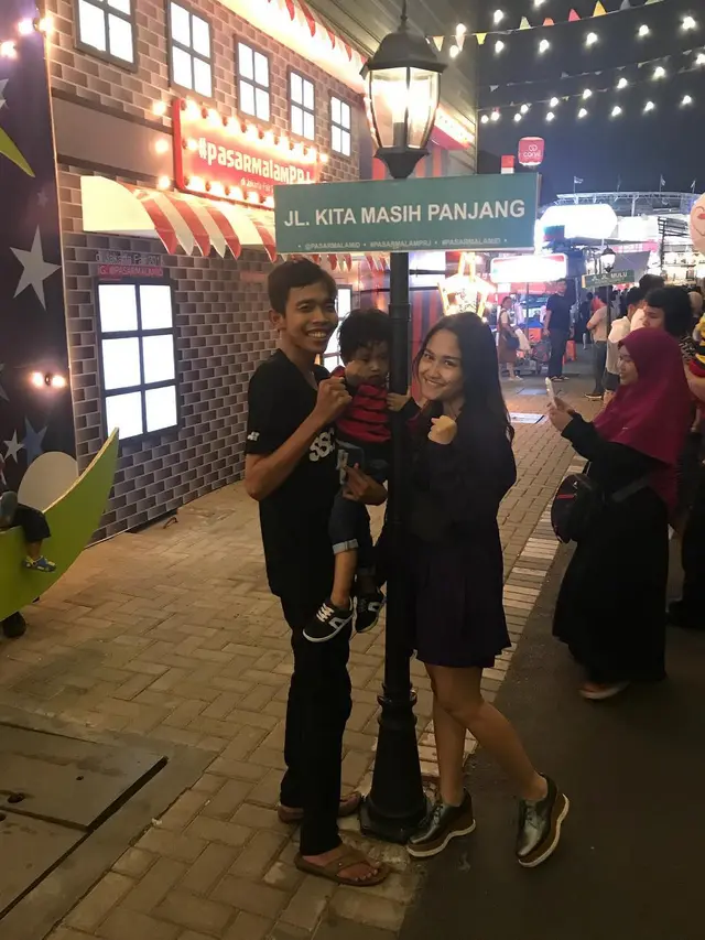 Jarang Tersorot, Ini 6 Momen Kompaknya Dede Sunandar dan Istri