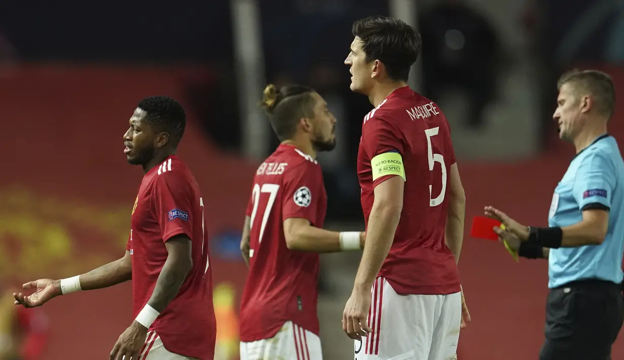Gelandang manchester United, Fred (kiri), menerima kartu merah dari wasit Daniele Orsato (kanan), dalam laga lanjutan Liga Champions 2020/21 Grup H di Old Tarfford Stadium, Manchester, Rabu (2/12/2020) waktu setempat. Manchester United kalah 1-3 dari PSG. (AP/Dave Thompson)