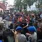 Simulasi penanganan kericuhan saat Pilkada Banten 2017 digelar di Kota Serang. (Liputan6.com/Yandhi Deslatama)