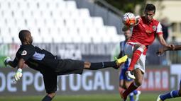 Rui Fonte. Striker berusia 32 tahun yang sejak musim 2021/2022 lalu memperkuat Estoril Praia ini pernah menjadi bagian Arsenal saat didatangkan sebagai pemain pinjaman dari Sporting Lisbon U-17 pada awal musim 2006/2007. Bersama Arsenal hingga akhir musim 2008/2009, ia lebih banyak menjadi bagian tim cadangan dan akhirnya sempat dipinjamkan ke Crystal Palace selama setengah musim pada 2008/2009. Bersama tim senior, ia hanya tampil 1 kali di Piala Liga kontra Wigan di babak 16 Besar dengan durasi hanya 7 menit. Pada awal musim 2009/2010 ia dipulangkan ke Sporting Lisbon. (AFP/Miguel Riopa)