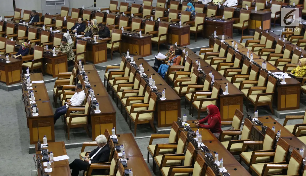 Anggota DPR RI saat menghadiri rapat paripurna pengesahan pimpinan KPK terpilih periode 2019-2023 di Kompleks Parlemen, Jakarta, Senin (16/9/2019). Rapat paripurna pengesahan pimpinan KPK terpilih periode 2019-2023 dihadiri 299 dari 560 anggota dewan. (Liputan6.com/Helmi Fithriansyah)