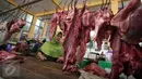 Pedagang daging sapi menunggu pembeli di Pasar Beringharjo, Yogyakarta, Kamis (9/6). Hari keempat bulan Ramadan, harga daging sapi di pasar tradisional merangkak tinggi hingga menembus harga Rp120.000 per kilogram. (Liputan6.com/Boy Harjanto)