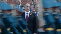 Presiden Rusia, Vladimir Putin saat menghadiri upacara peletakan karangan bunga untuk menandai ulang tahun ke-71 dari kemenangan atas Nazi Jerman dalam Perang Dunia II, di Moskow, Rusia, (9/5). (REUTERS /Maxim Shemetov)