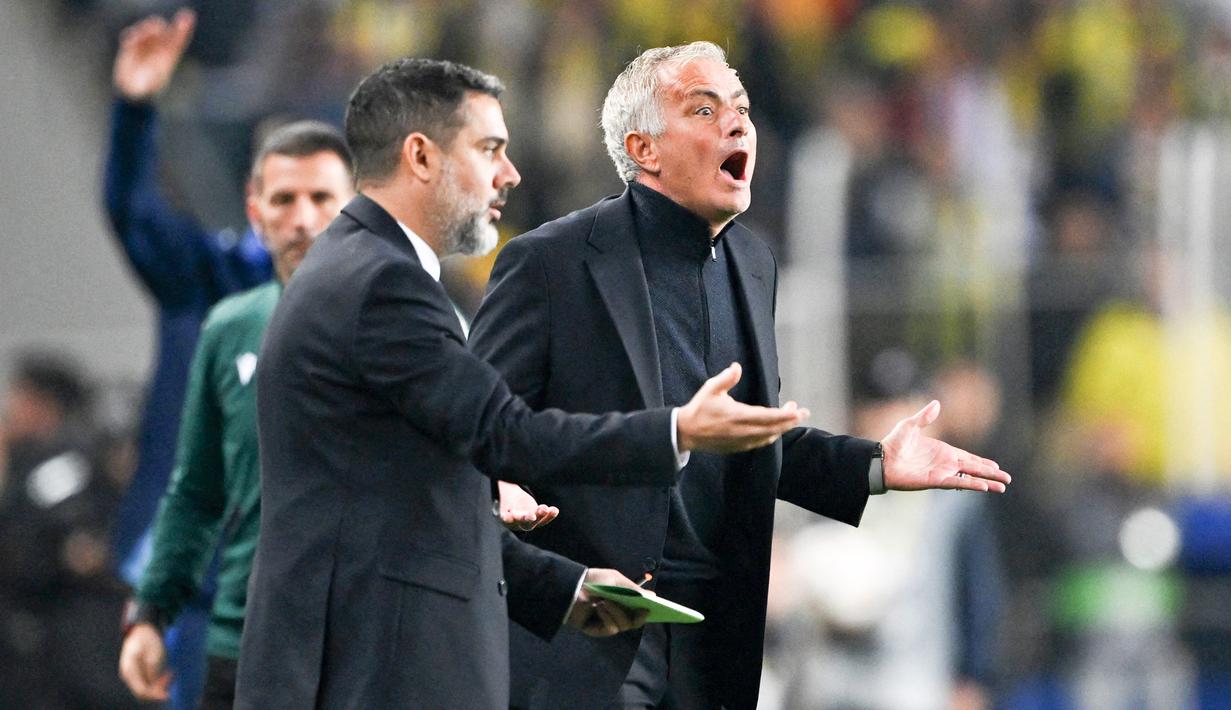 Jose Mourinho mendapat kartu merah pada menit ke-58. Ia dianggap terlalu keras memprotes keputusan wasit Clement Turpin yang tidak memberikan penalti kepada timnya. (AFP/Ozan Kose)