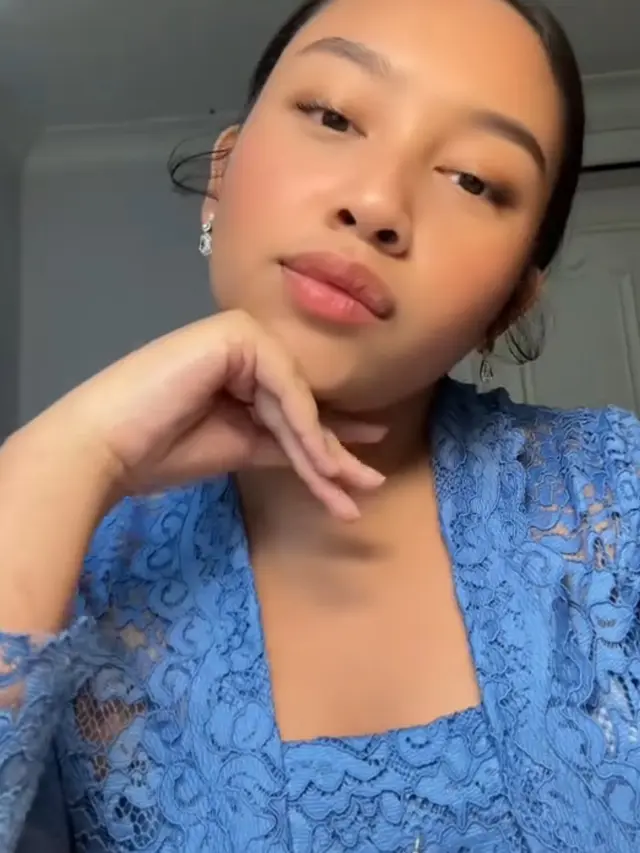 Berbalut Kebaya Biru saat Hadir di Pernikahan Keluarga Cendana. [mayangsariofficialchannel]