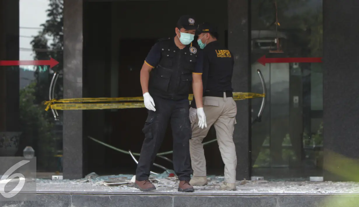 Puslabfor Polda Metro Jaya melakukan penyelidikan retakan-retakan kaca Gedung PT Multi Piranti Graha, Duren Sawit Jakarta, Senin (16/11). Ledakan terjadi sekitar pukul 03.30 Wib dan melukai Mulana, seorang petugas keamanan. (Liputan6.com/Gempur M Surya)