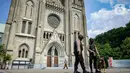 Personel K9 melakukan penjagaan saat penyisiran di Gereja Katedral, Jakarta, Jumat (24/12/2021). Sterilisasi sejumlah gereja juga untuk memberi rasa aman kepada jemaat yang akan melakukan rangkaian ibadah Natal. (Liputan6.com/Faizal Fanani)