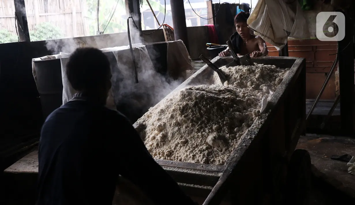 Pekerja menyelesaikan proses pembuatan oncom di industri skala kecil , kawasan Sudimara Barat, Ciledug, Tangerang, Selasa (15/9/2020). Produksi oncom untuk memenuhi kebutuhan pasar di kawasan Tangerang tersebut dijual seharga Rp 5.000 setiap nampannya. (Liputan6.com/Angga Yuniar)