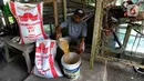 Peternak menyiapkan pakan ayam petelur di Gunung Sindur, Bogor, Jawa Barat, Selasa (6/6/2023). (merdeka.com/Arie Basuki)