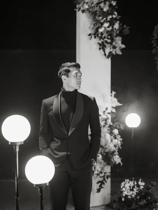 Jonatan sendiri kembali tampil gentleman dengan turtleneck, yang ditumpuk dengan setelan jas dan celana panjang yang semuanya berwarna hitam. [Foto: Instagram/thebridestory]