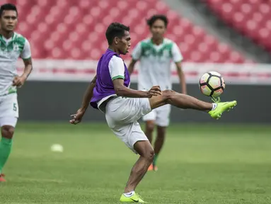 Pemain PSMS Medan, Frets Butuan, mengontrol bola saat latihan di SUGBK, Jakarta, Jumat (16/2/2018). Latihan ini merupakan persiapan jelang perebutan tempat ketiga Piala Presiden 2018. (Bola.com/Vitalis Yogi Trisna)