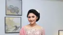Selain gaya rambut modern, Erina Gudono juga sering memperlihatkan penampilan dirinya disanggul. Tampilan khas perempuan Jawa, di foto ini, Erina Gudono menyanggul rambutnya lengkap dengan aksesorinya. [Foto: Instagram/erinagudono]