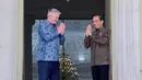 Batik tak harus dengan motif klasik, seperti yang dikenakan Presiden Jokowi bertugas ini, batiknya memiliki corak modern yang menarik. [Foto: Instagram/jokowi]