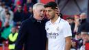 Pelatih Real Madrid Carlo Ancelotti (kiri) memberikan semangat ke Marco Asensio yang gagal melakukan tendangan penalti ke gawang Real Mallorca dalam pertandingan pekan ke-20 La Liga 2022/2023 yang berlangsung di Palma de Mallorca, Minggu (5/2/2023). (AFP/Jaime Reina)