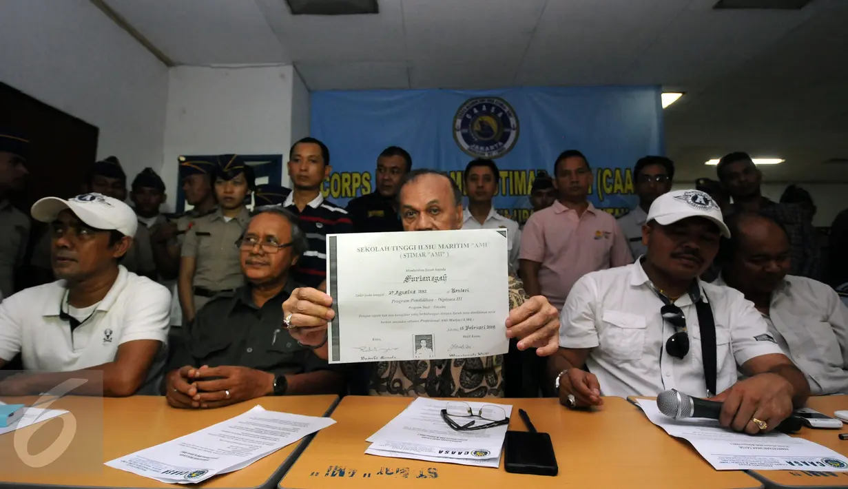 Ketua Dewan Pakar CAASA, Abdul Muis (tengah) menunjukkan ijazah Suriansyah, crew kapal TB Brahma 12/BG.Anand 12 di Jakarta, Jumat (1/4/2016). Suriansyah, alumni STIMar/AMI menjadi korban penyanderaan. (Liputan6.com/Helmi Fithriansyah)