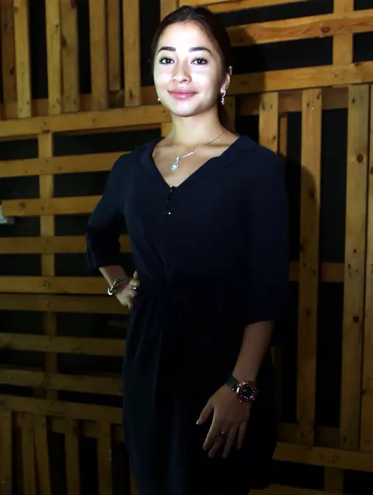 'Jadi kebawa sampai sekarang, makanya hubungan aku sama mama erat, memang enggak pernah curhat selain sama mama,' pungkas Nikita Willy. (Wimbarsana Kewas/Bintang.com)