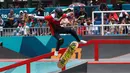 Skateboarder Indonesia Bunga Nyimas melakukan trik pada final kelas jalanan putri Asian Games 2018 di arena roller sport Jakabaring Sport City, Palembang, Sumatera Selatan, Rabu (29/8). (ANTARA FOTO/INASGOC/M N Kanwa/thv/18)