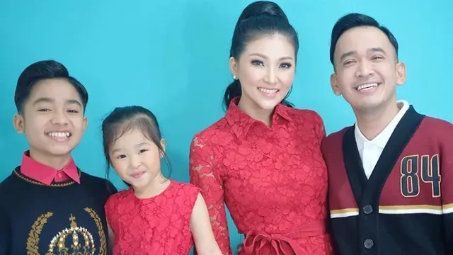 7 Potret Sarwendah Pakai Baju Couple dengan Kedua Putrinya, Kompak Banget