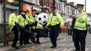 Polisi bermain bola sebelum bertugas pada laga Liga Inggris antara West Ham United vs Manchester United di Boleyn Ground,(10/5/2016).  (Reuters/Eddie Keogh)