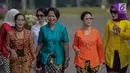 Sejumlah wanita mengenakan baju kebaya berjalan mengikuti hari Gerakan Nasional kembali ke busana identitas Indonesia di Jakarta, Selasa (2/7/2019). Gerakan ini dinamakan sebagai Selasa Berkebaya untuk mengajak anak-anak muda tetap menjaga kelestarian busana kebaya. (Liputan6.com/Faizal Fanani)