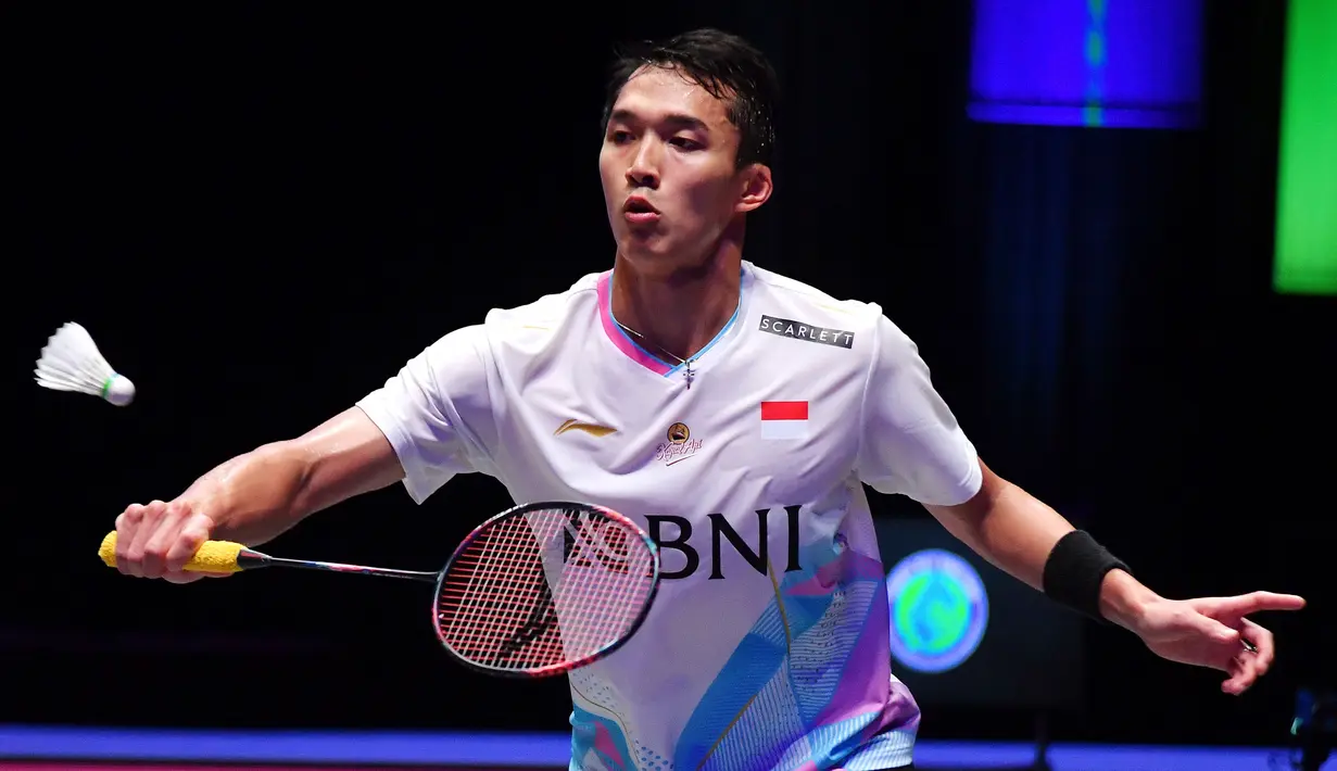 Jonatan Christie memastikan diri lolos ke partai puncak usai mengalahkan Lakshya Sen dalam pertandingan yang berlangsung tiga set pada Sabtu (16/3/2024) malam WIB dengan skor 21-12, 10-21, dan 21-15. (AP Photo/Rui Vieira)
