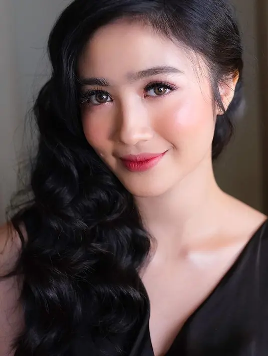 Aktris cantik yang pernah membintangi sinetron anak sekolah “Putih Abu-abu” itu juga dinilai memiliki tatapan mata yang indah. (FOTO: instagram.com/febbyrastanty/)