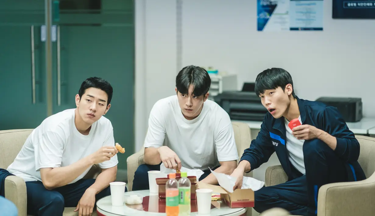 Dia juga bersantai bersama teman-temannya sambil menyantap ayam goreng. Hidup Kim Ji Yong di siang hari memang tampak normal seperti mahasiswa kebanyakan. (Foto: Disney+ Hotstar)