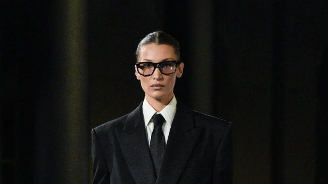 Gaya Come Back Bella Hadid di Paris Fashion Week Setelah Absen Dua Tahun, Tampil Maskulin dengan Jas