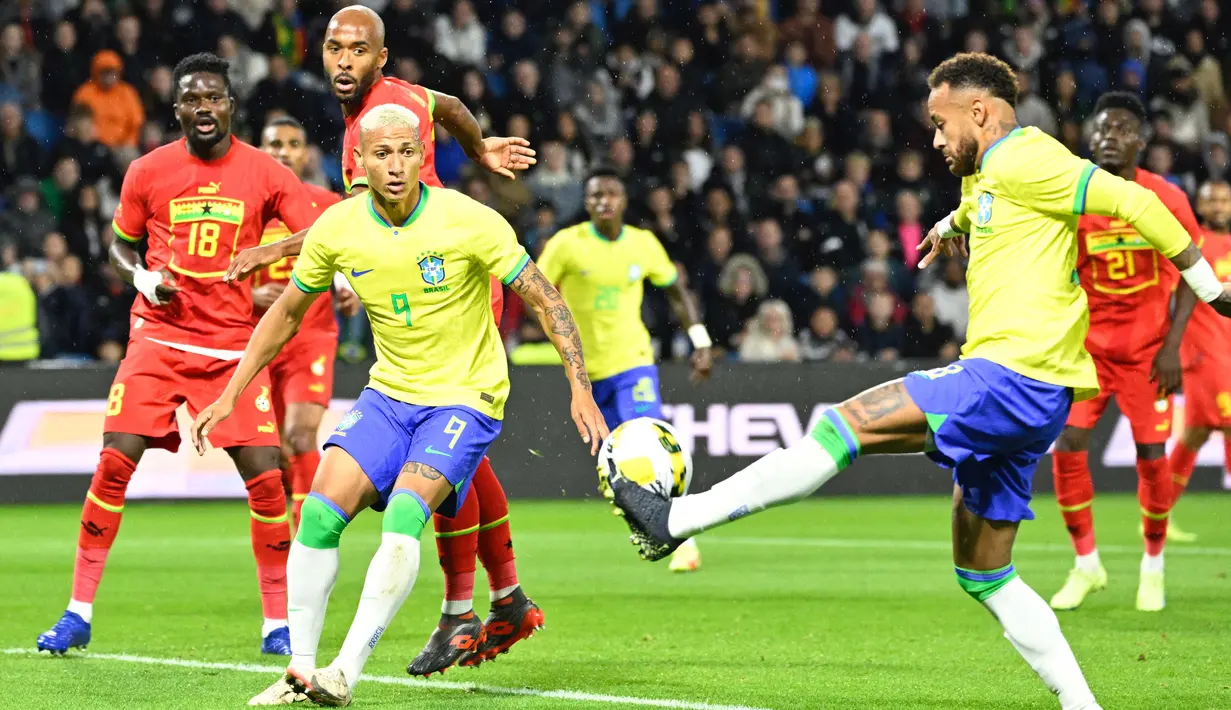 Seangkan kompatriot Messi di PSG, Neymar juga tampil apik saat Brasil menundukan Ghana dengan skor meyakinkan 3-0. Neymar bisa membuktikannya ke publik bahwa ia bukanlah seorang yang egois dalam mencetak gol. Buktinya kali ini, Neymar memberikan dua assistnya kepada Richarlison. (AFP/Damien Meyer)