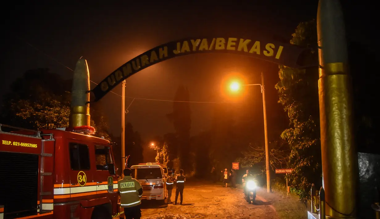 Sebuah mobil pemadam kebakaran diparkir di luar pintu masuk gudang munisi daerah militer, di Bekasi, Jawa Barat, pada tanggal 30 Maret 2024. (REZAS/AFP)