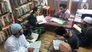 Setiap harinya mereka  belajar mengupas Al-Qur’an dan Al Hadist secara bersama-sama. Selain itu untuk menumbuhkembangkan kewirausahaan mereka membuka warung angkringan dan laundry.  (merdeka.com/Arie Basuki)