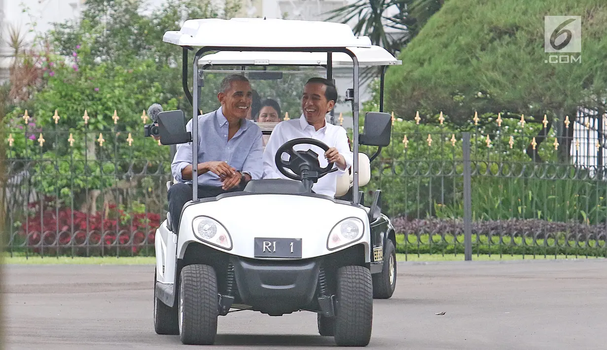 Presiden Joko Widodo (Jokowi) dan Presiden AS ke-44, Barack Obama menaiki mobil golf di Istana Bogor, Jawa Barat, Jumat (30/6). Jokowi mengendarai golf car untuk mengajak Obama berkeliling Istana dan Kebun Raya Bogor.  (Liputan6.com/Angga Yuniar)