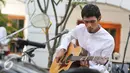 Penampilan Gitaris Noah Loekman Hakim, dalam Intimate Music Concert bertajuk "Eargasm Noah" yang digagas oleh vidio.com, di kawasan kota,Jakarta,Rabu (15/6/2016). Band Noah membawakan 8 lagu dalam konser tersebut (Liputan6.com/Herman Zakharia)