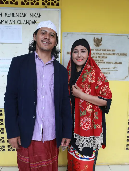 Sambil menunggu maskawin, Ria Irawan dengan santai, mengajak foto-foto terlebih dulu. "Gimana sih, maskawin ketinggalan. Lo nervous ya," ceplos Ria, kepada calon suaminya, sebelum akad nikah dimulai. (Adrian Putra/Bintang.com)