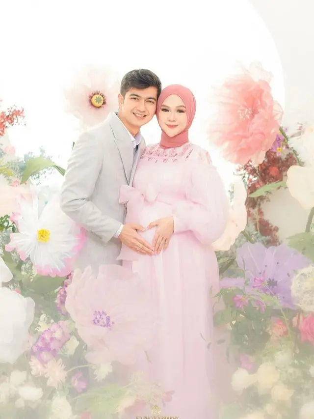 8 Gaya Maternity Shoot Ria Ricis Pakai Dress Pink, Vibenya Seperti Putri di Negeri Dongeng